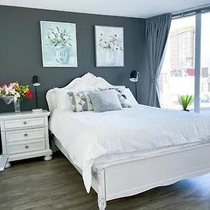 Downtown 4bd 2ba View Skytrain 2 Free Parking Apartment